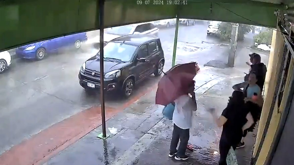 VIDEO Captan a sicarios mientras disparan a grupo de personas desde una camioneta