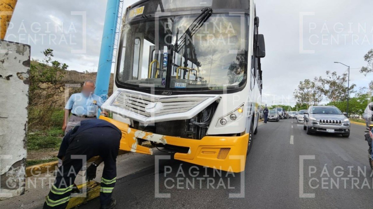 ¡Despiertan con susto! Camión urbano de la ruta 34 se estampa con poste en Las Torres