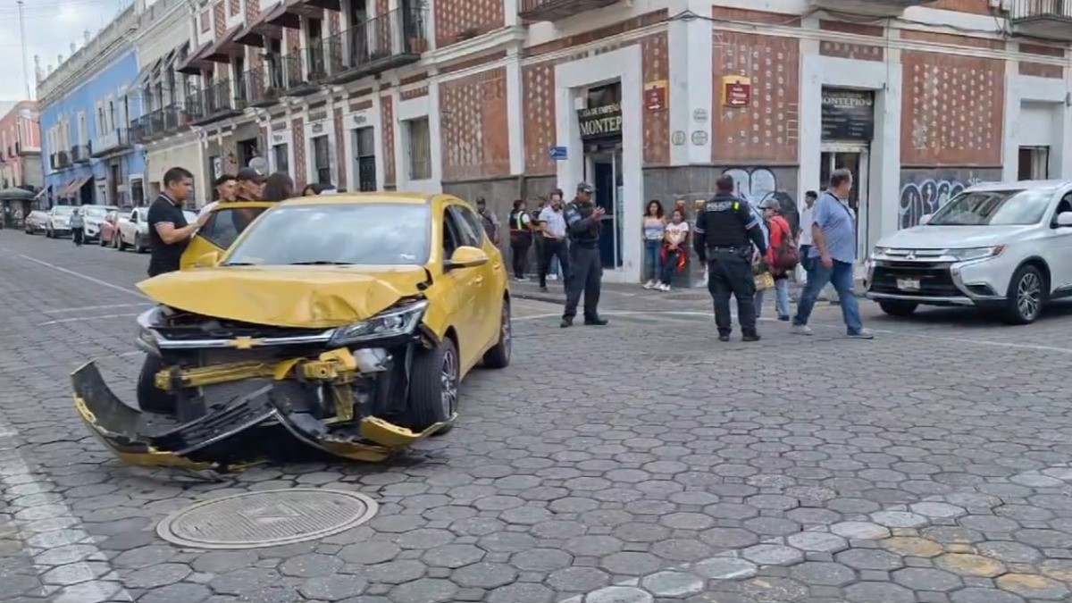 VIDEO Captan a patrulla al pasarse el rojo y chocar contra un auto en pleno Centro