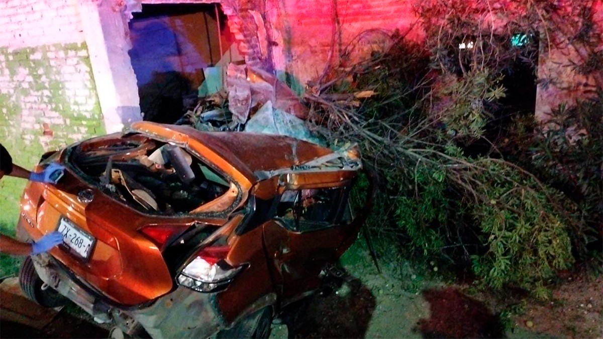 Dos hombres roban camioneta, en su huida chocan y se matan