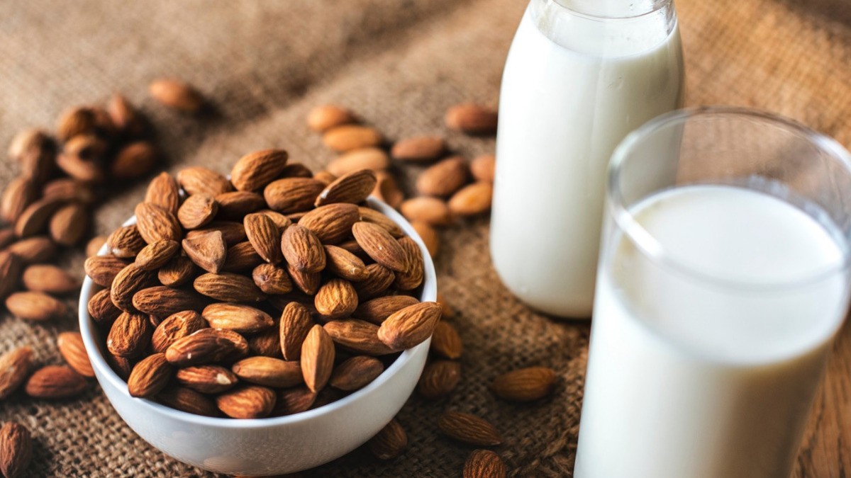Estas son las mejores 'leches' de soya y de almendras, según la Profeco