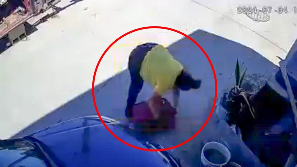 VIDEO Mujer esconde a un niño en una maleta y le pide que 'ya no hable'