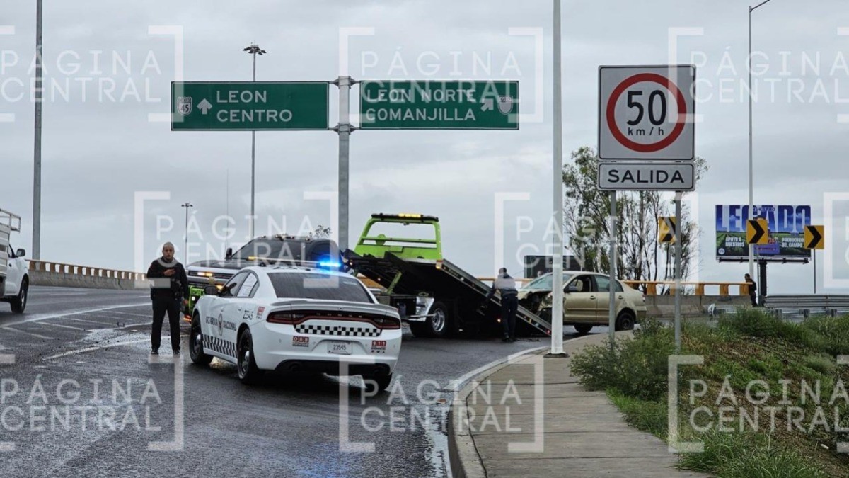 Conductor pierde el control del auto y se va contra el muro de contención en Comanjilla