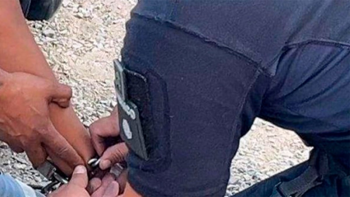 Rescatan a dos hermanitas que estaban encadenadas afuera de su casa, la madre fue detenida