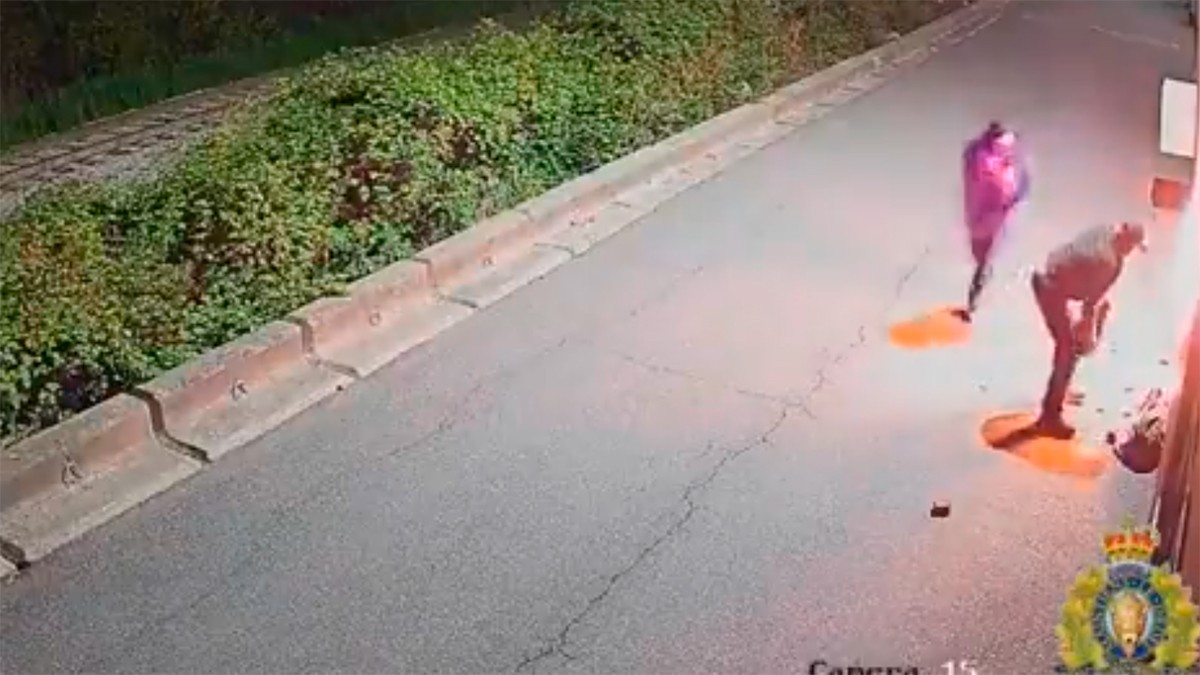 VIDEO Sujeto intenta incendiar un negocio pero las llamas lo alcanzan