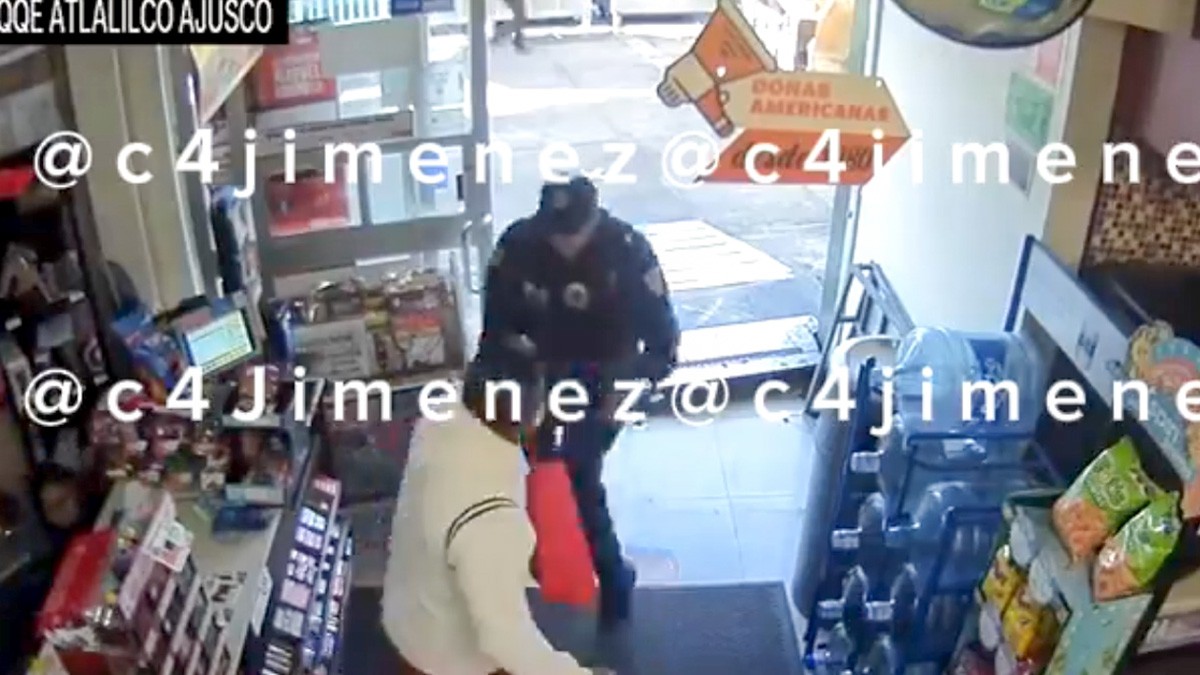 VIDEO Policía intervino en un asalto al Oxxo y el ladrón le cortó la mano