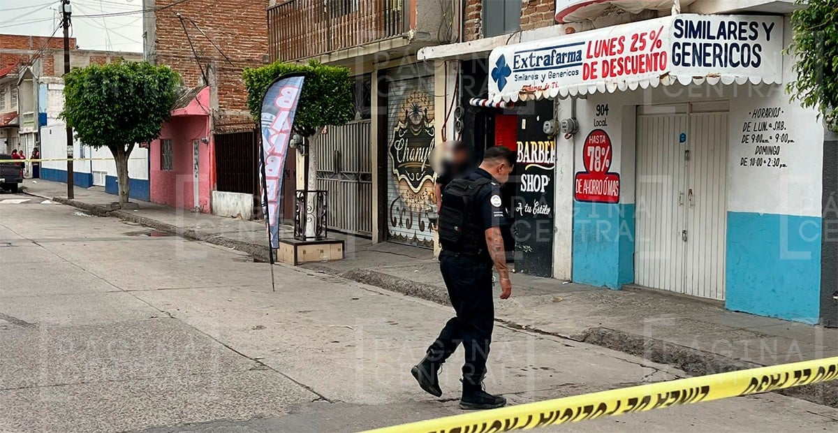 Motosicario balea a un joven afuera de una barbería en Las Margaritas