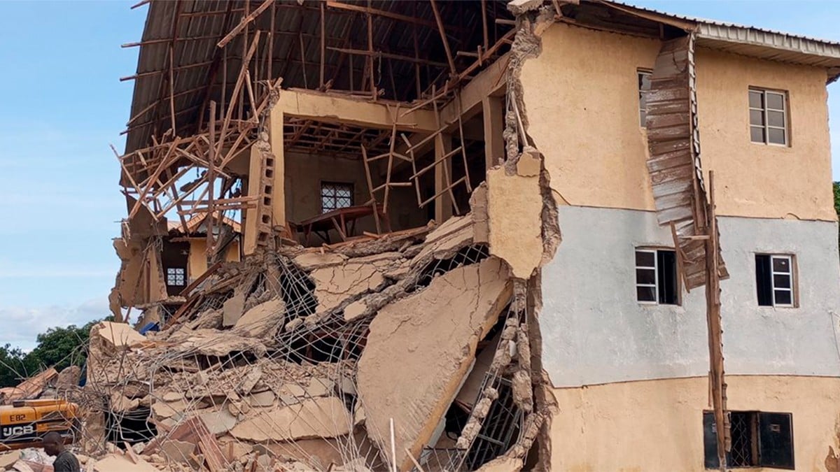 Escuela se derrumba durante las clases, hay al menos 16 estudiantes muertos