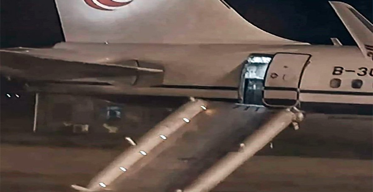 Mujer viaja por primera vez en avión y abre la puerta de emergencia, pensó que era el baño