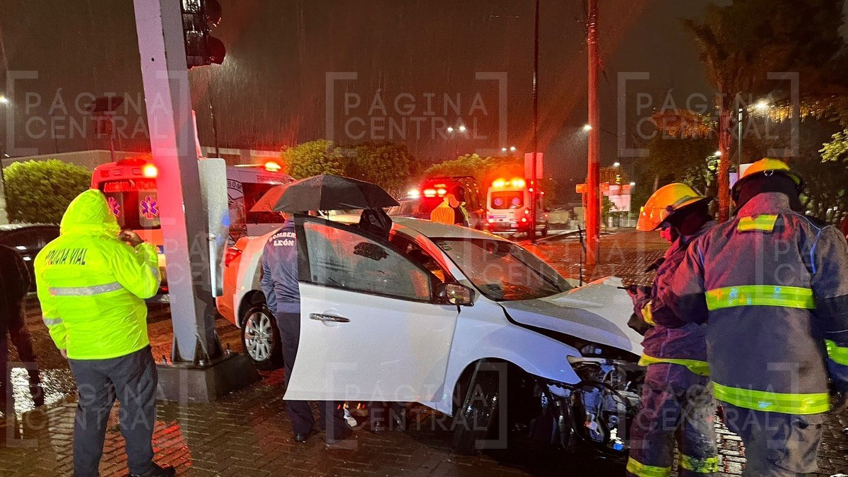 Conducía ebrio sobre bulevar Insurgentes y se estampa contra un semáforo