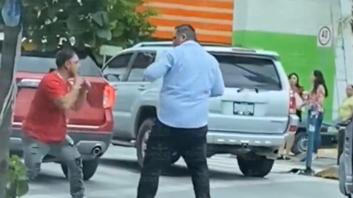VIDEO Chofer y automovilista 'paran' el tráfico por minutos para 'echarse un tiro'