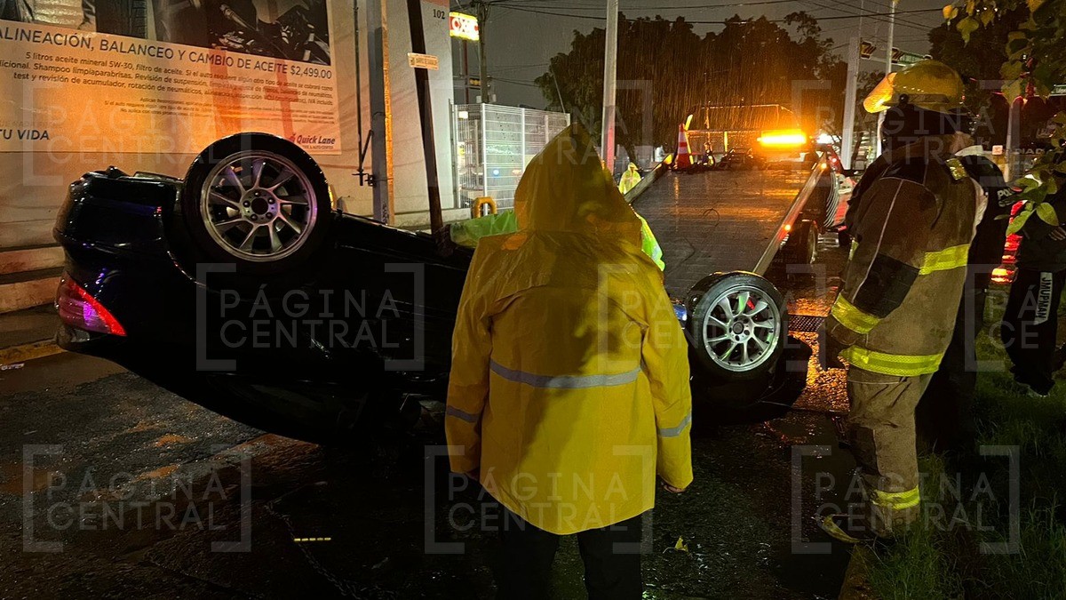 Conducía bajo la lluvia a exceso de velocidad y vuelca en el López Mateos