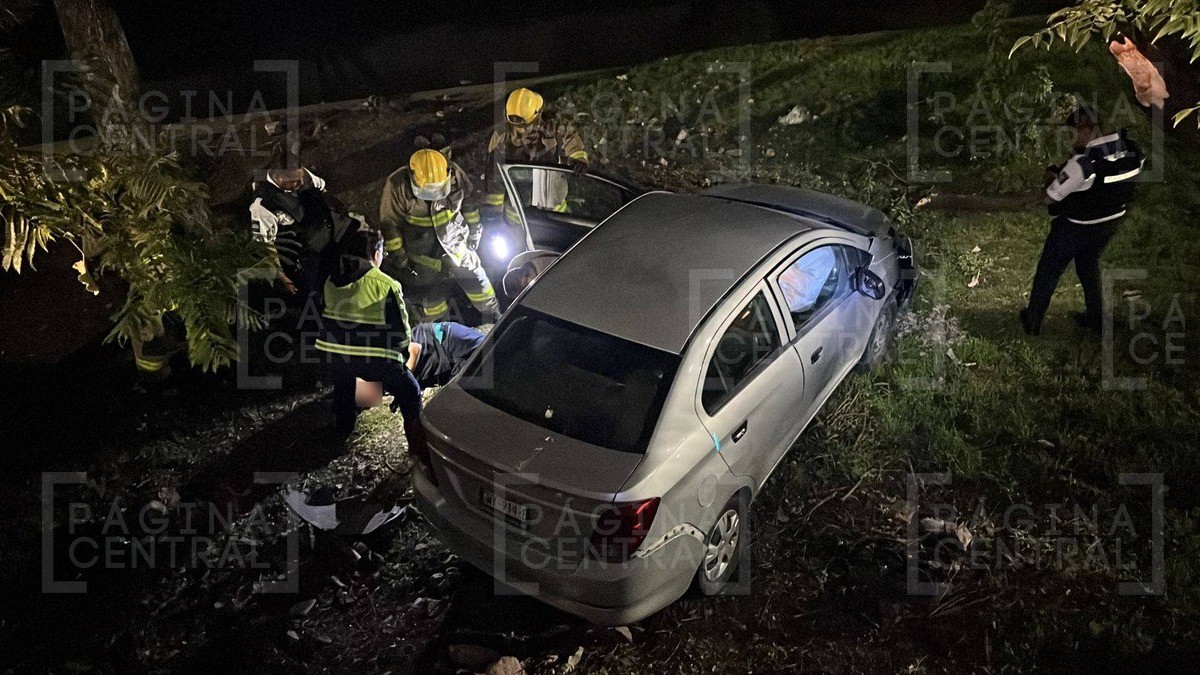 Conductor ebrio pierde el control y cae al Malecón; iba con dos amigos