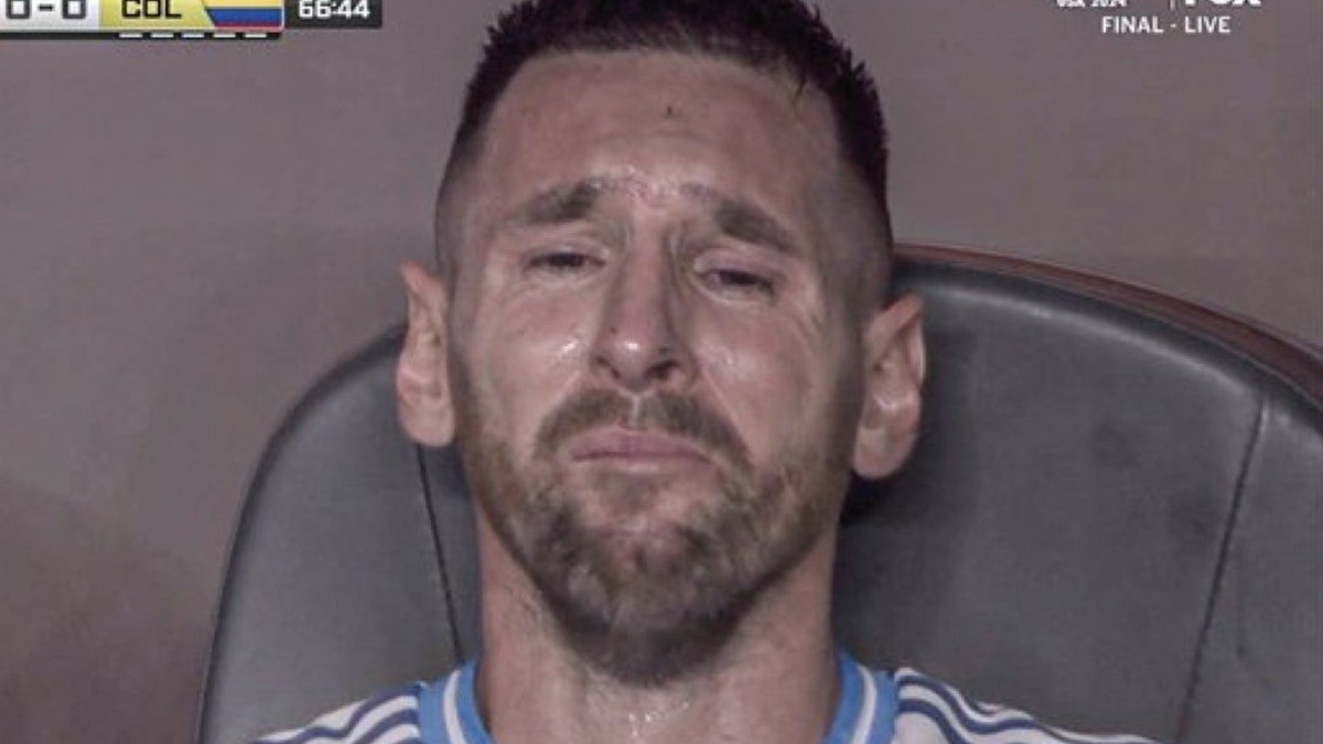 Messi ‘se dobla’ tras retirarse por lesión de la final de la Copa América