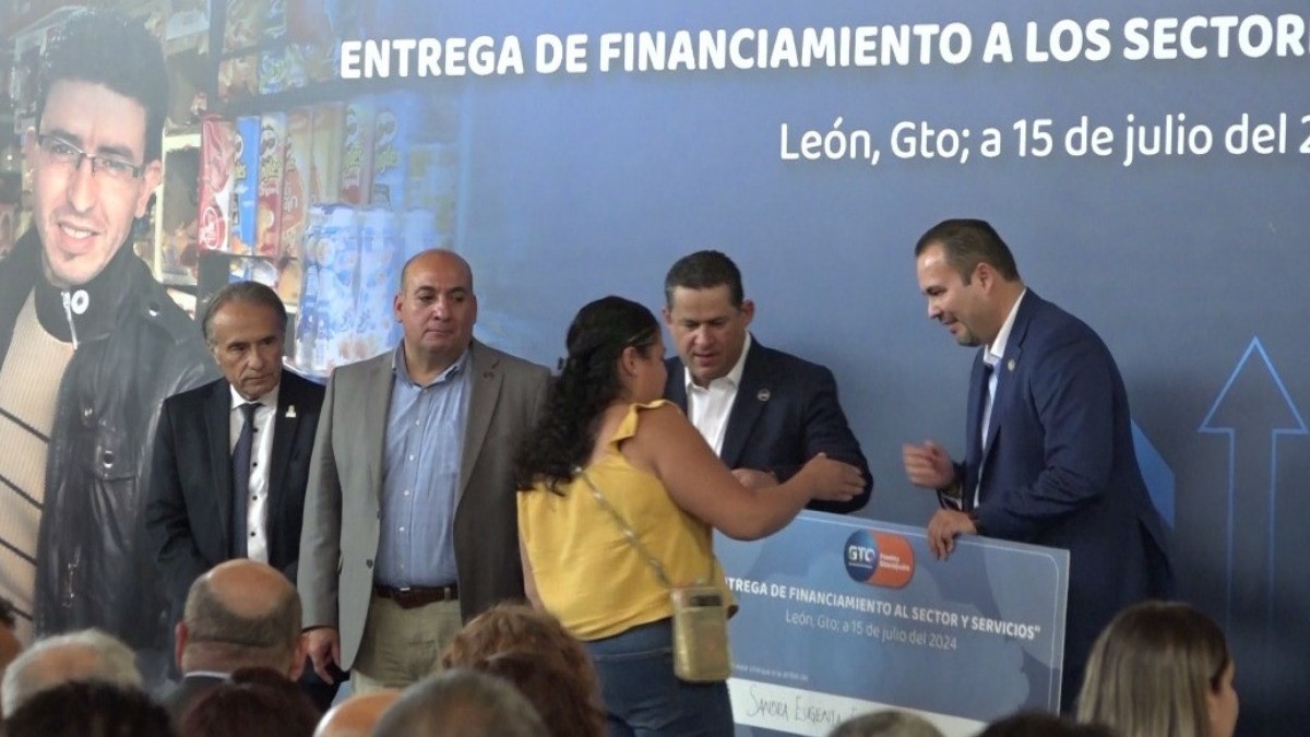 ¡Apoyan a changarros! Entregan créditos a decenas de comerciantes