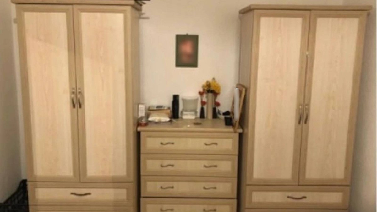 Mujer encuentra dos fetos envueltos en una sábana en el clóset de su hija y llama a la Policía