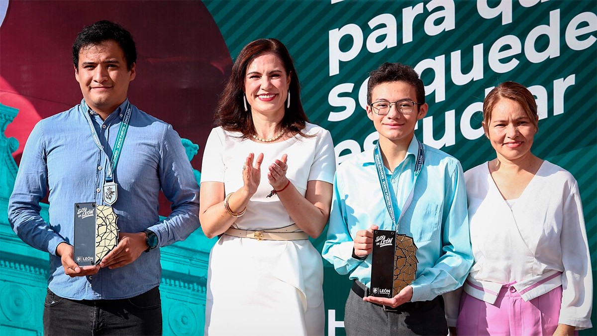 Entregan reconocimiento ‘Soy de León’ a joven de 15 años y su maestro