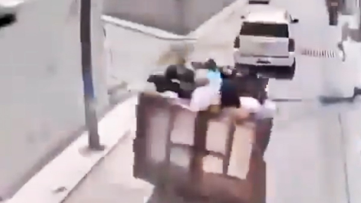 VIDEO Camioneta estaquitas llena de personas vuelca al quedarse sin frenos, hay 12 heridos