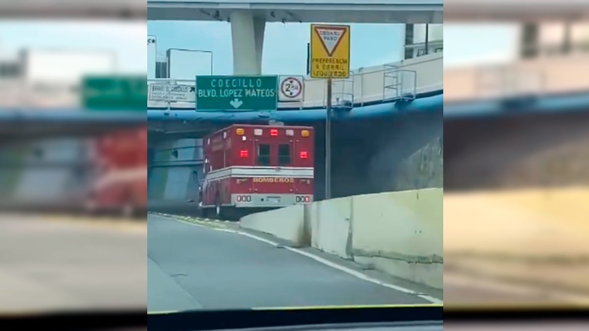 Ambulancia de Bomberos queda atorada en el Malecón del Río