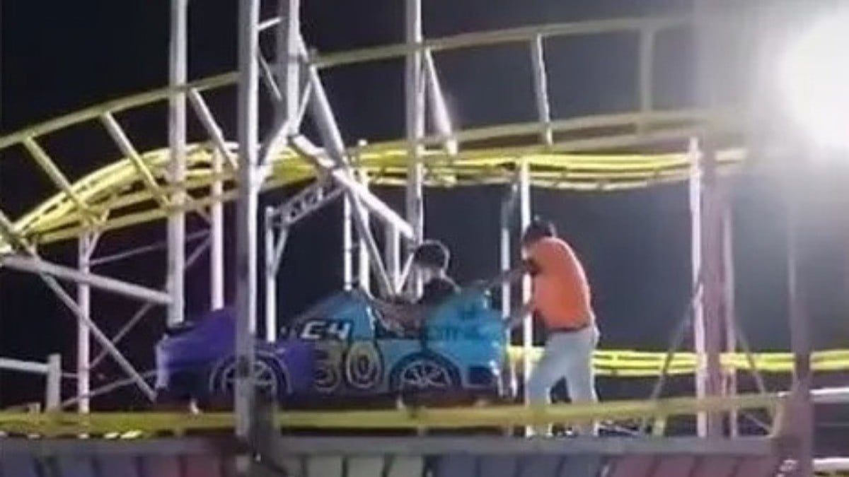 VIDEO Todos se divertían cuando de repente el carrito de la montaña rusa se desprendió