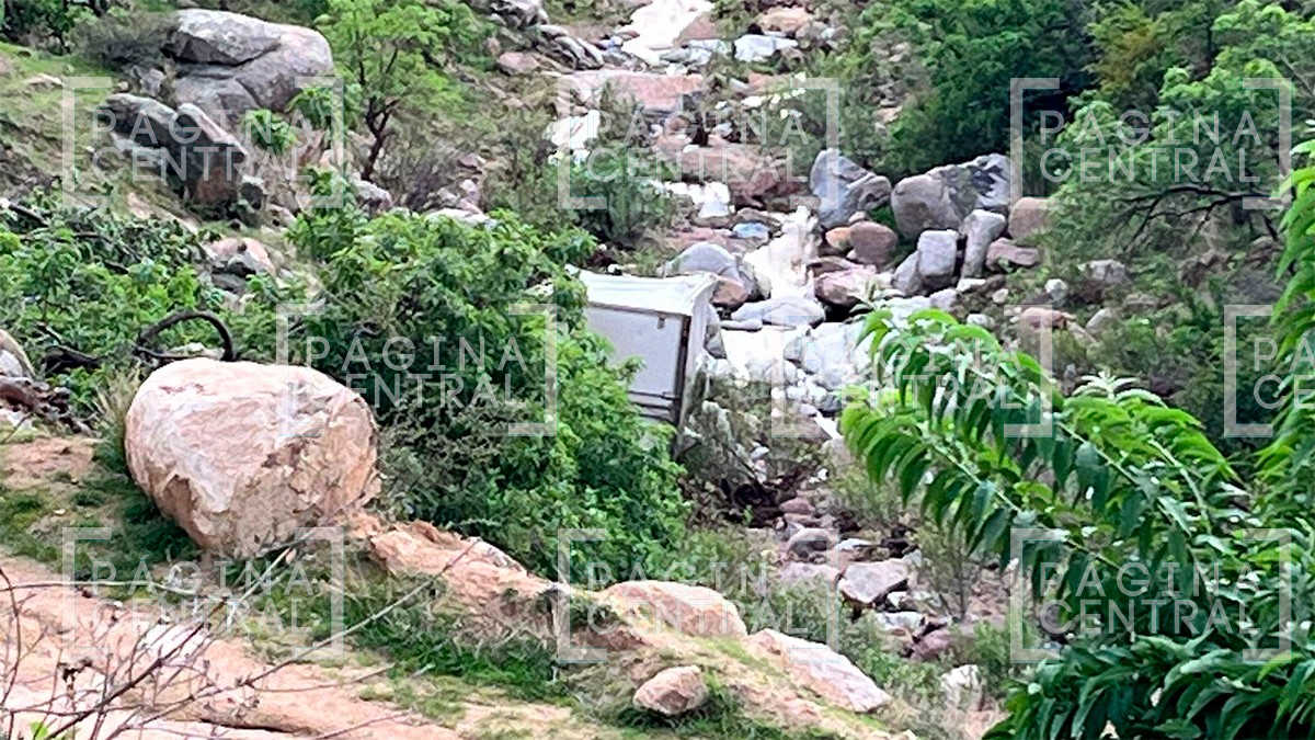 Hombre vuelca y muere dentro de su camioneta en un río en la comunidad de Otates Norte