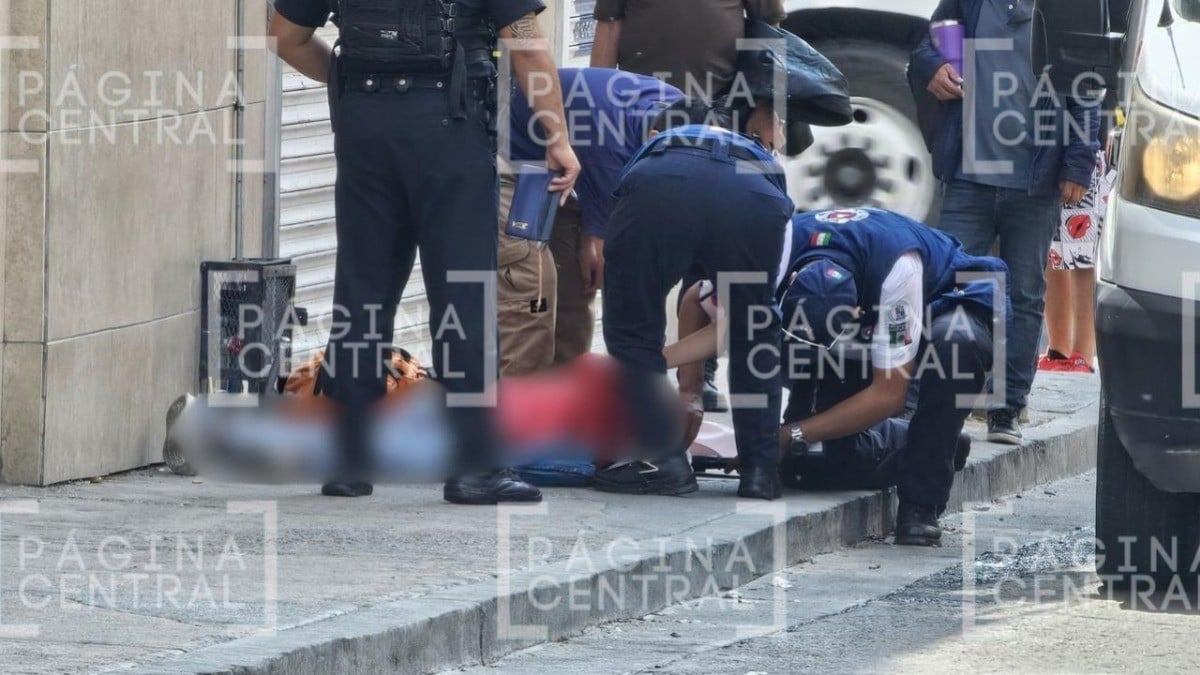 Abuelito de 70 años platicaba con una amiga en la Miguel Alemán y de pronto cayó muerto