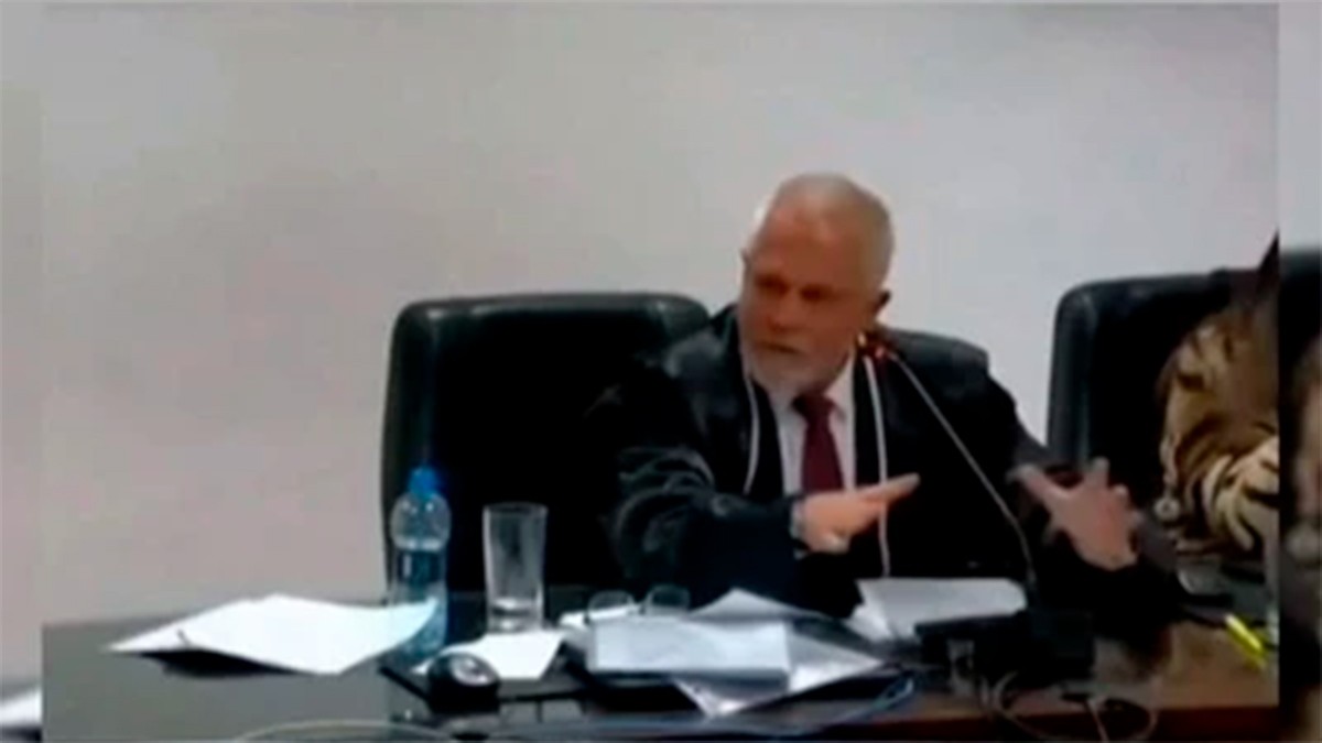 Juez asegura en audiencia que “mujeres están como locas por los hombres” y lo suspenden