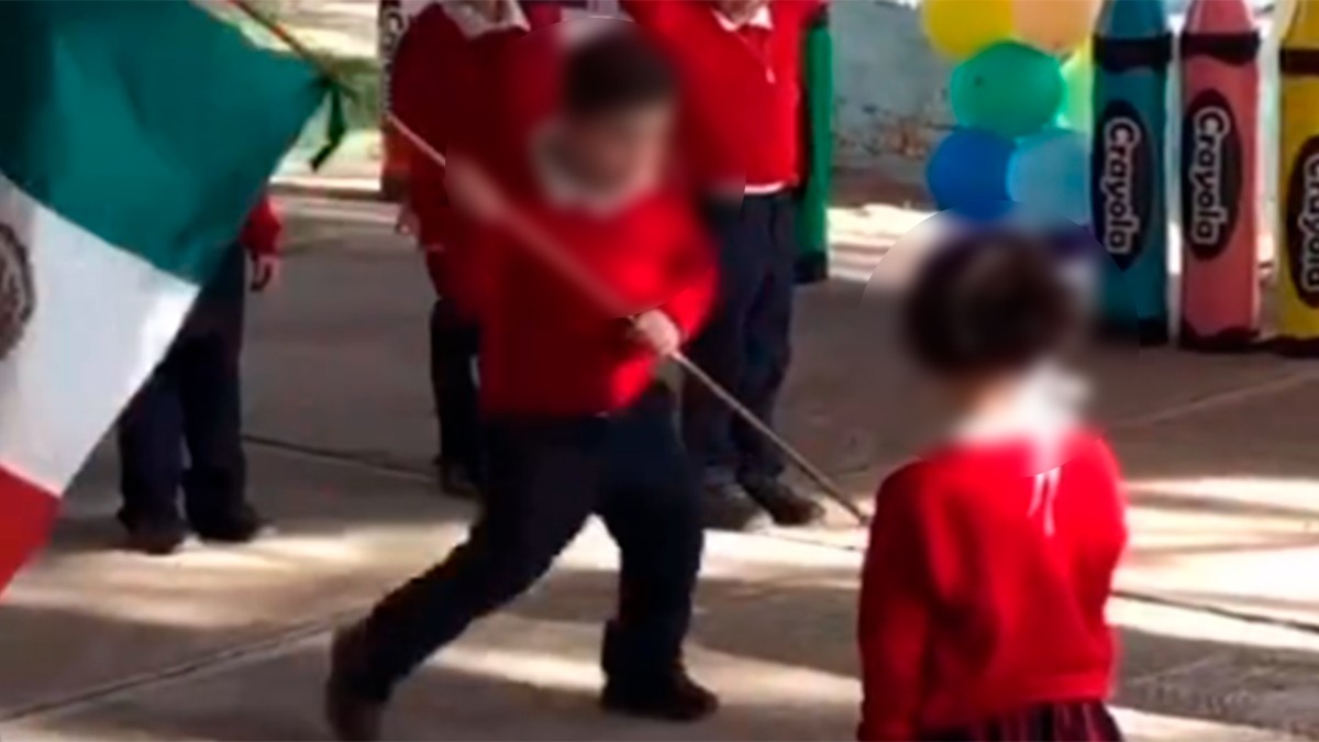 VIDEO Niño abanderado se encuentra un alacrán en plena ceremonia y esto pasó