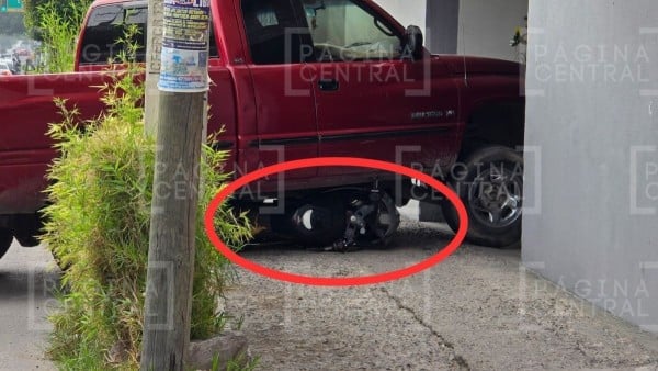 Camioneta le pasó a Luis por encima y después chocó contra casa en San Juan Bosco