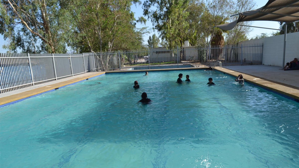 Muere niño de 6 años durante sus clases de natación; su mamá vio todo
