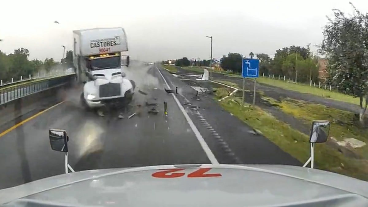 VIDEO Captan choque de frente y a toda velocidad entre dos tráileres en la carretera