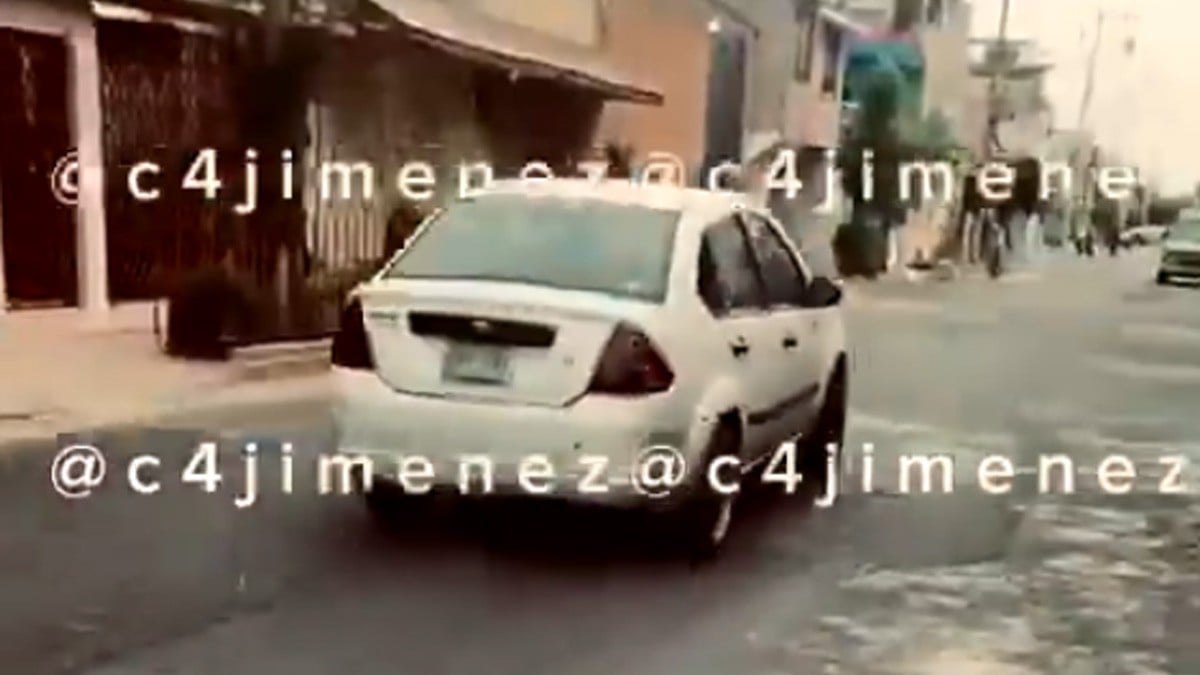 VIDEO Auto atropella y arrastra varios metros a una mujer para después darse a la fuga