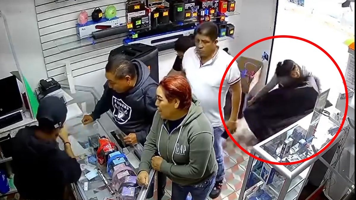 VIDEO ¡Descarados! Ladrones fingen ser clientes para robar un negocio de celulares
