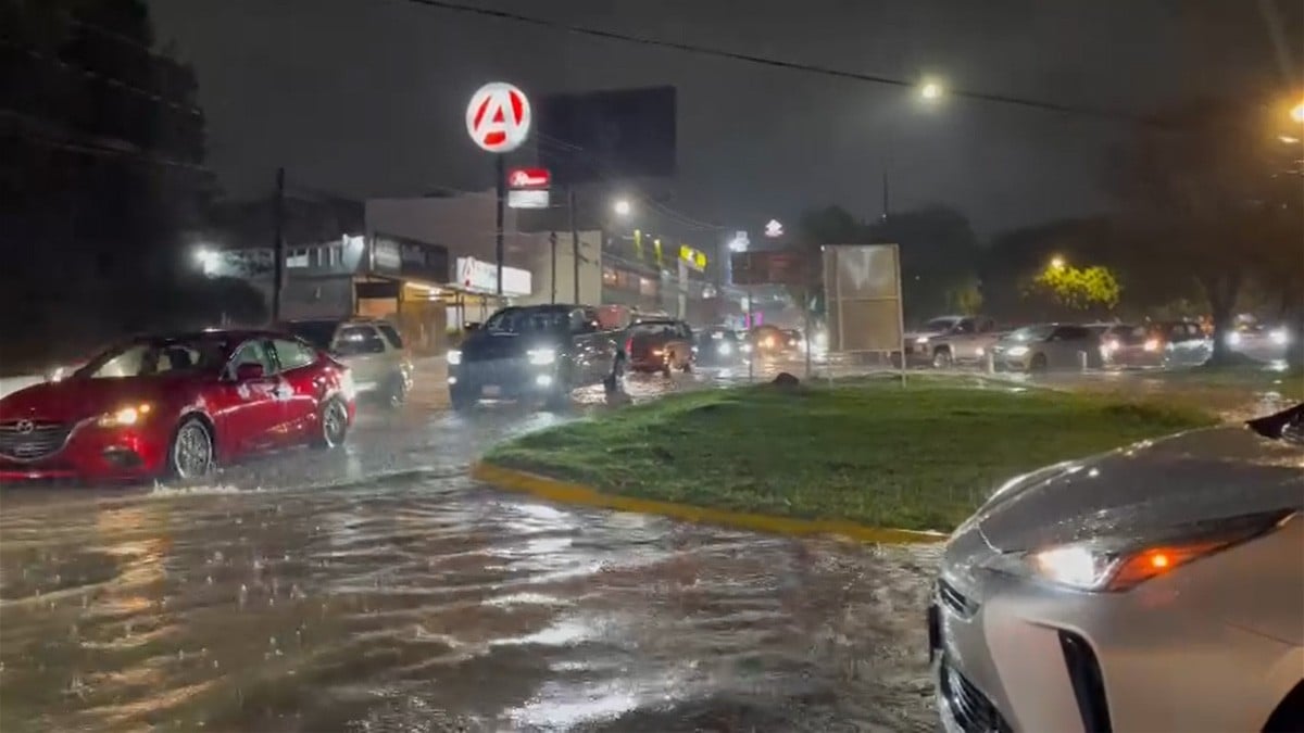 PC atendió 68 emergencias por tormenta en León; rescataron a familia del toldo de su auto