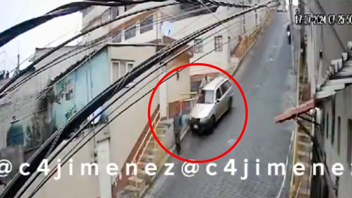 VIDEO Camioneta pierde el control al bajar una pendiente y arrolla a vendedor de gas