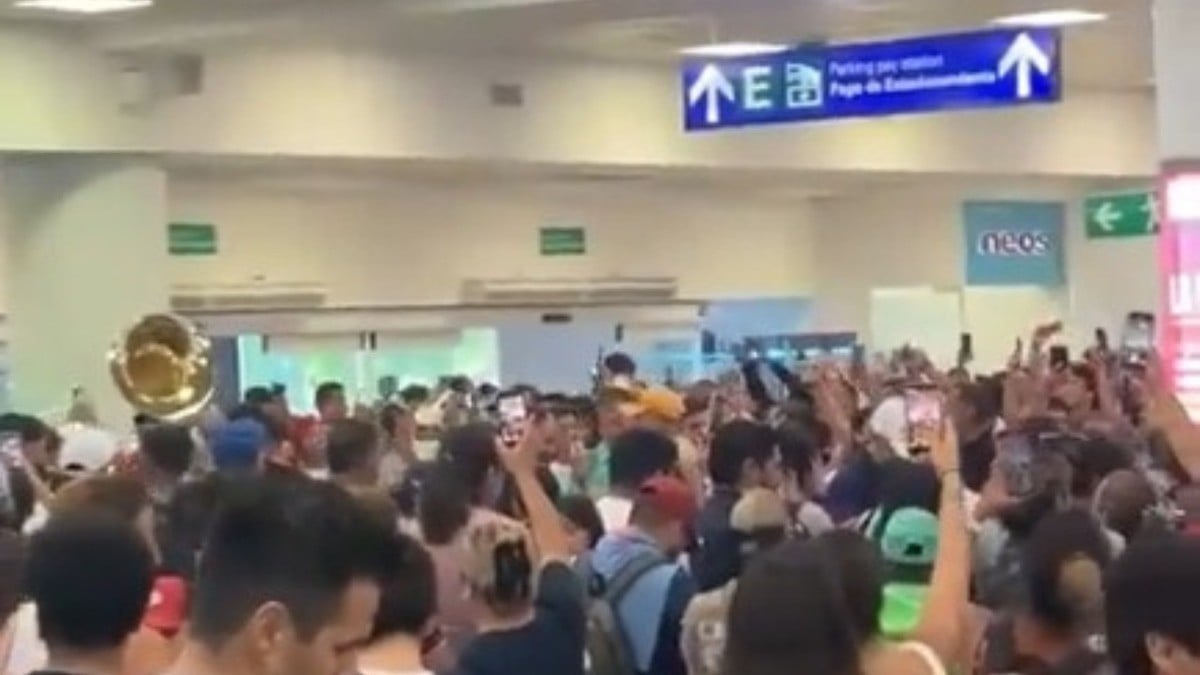VIDEO ¡Mexicanos no lloran! Cantan 'Cielito Lindo' varados en aeropuerto de Cancún