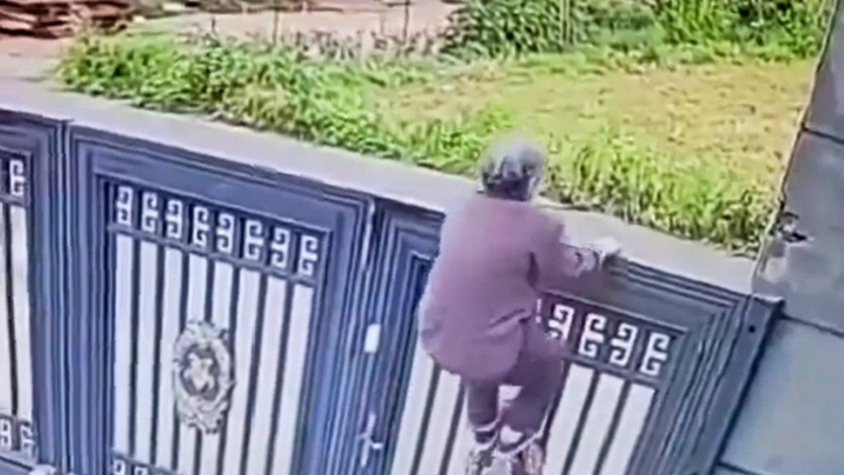 VIDEO ¡Insólito! Abuelita de 92 años escala una puerta de 2 metros para huir de un asilo