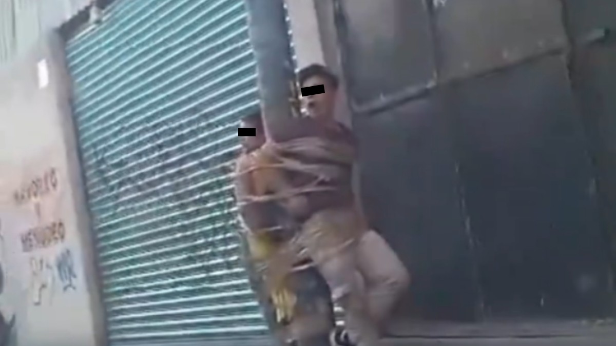 VIDEO Colonos identifican a pareja de ladrones, los agreden y los amarran a un poste