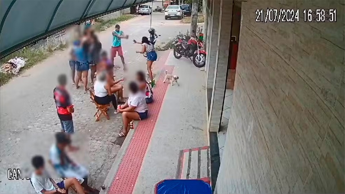 VIDEO Hombre mata a su exesposa afuera de un bar, frente a sus amigos
