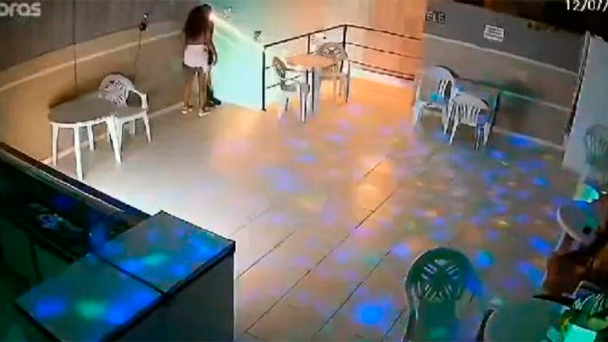 VIDEO Hombre platicaba con mujer en casa de citas y de repente se desplomó por la escalera