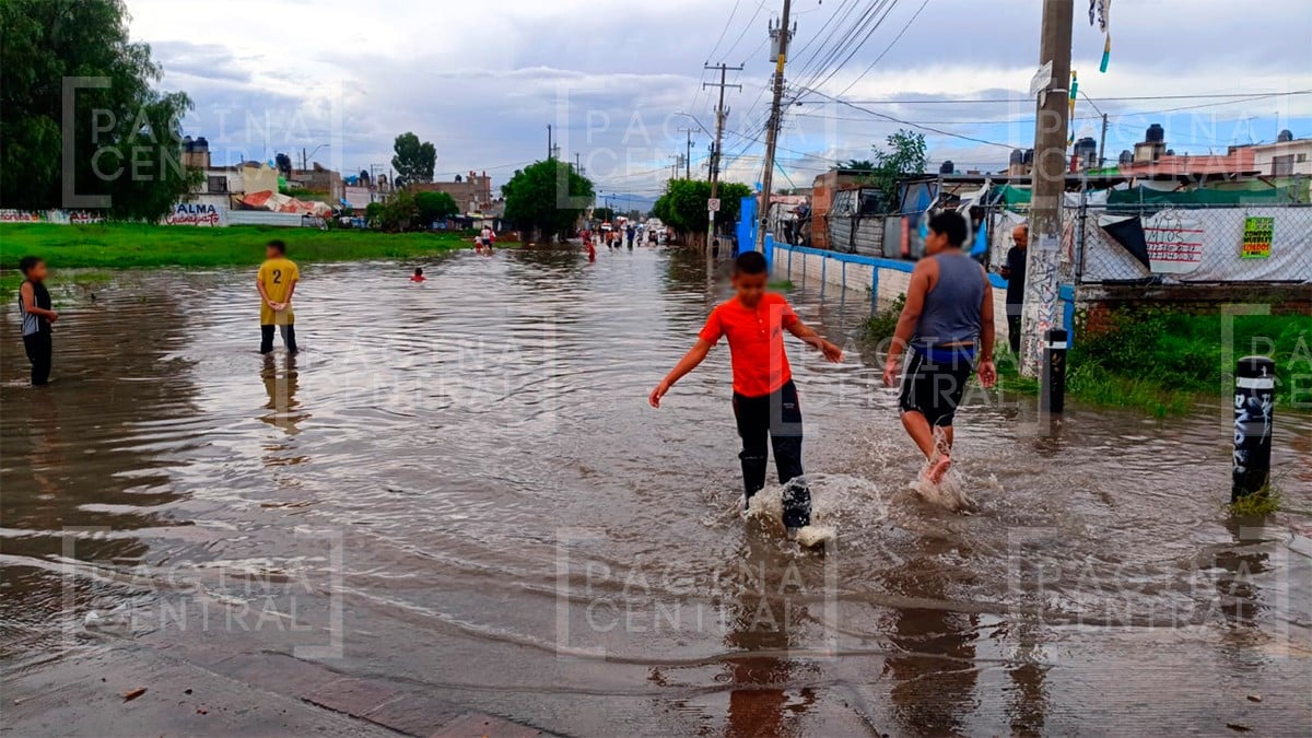 Calles de Parque La Noria se convierten en 'parque acuático' tras intensa lluvia en León