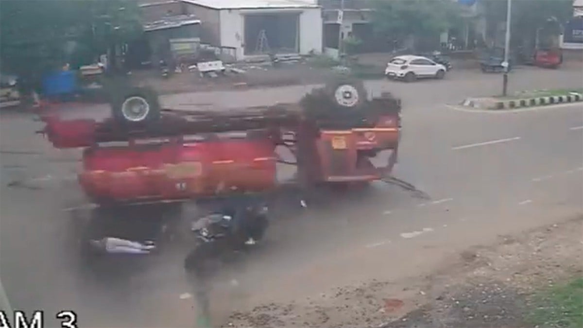 VIDEO Vuelca camión de bomberos, un motociclista se salva de morir aplastado