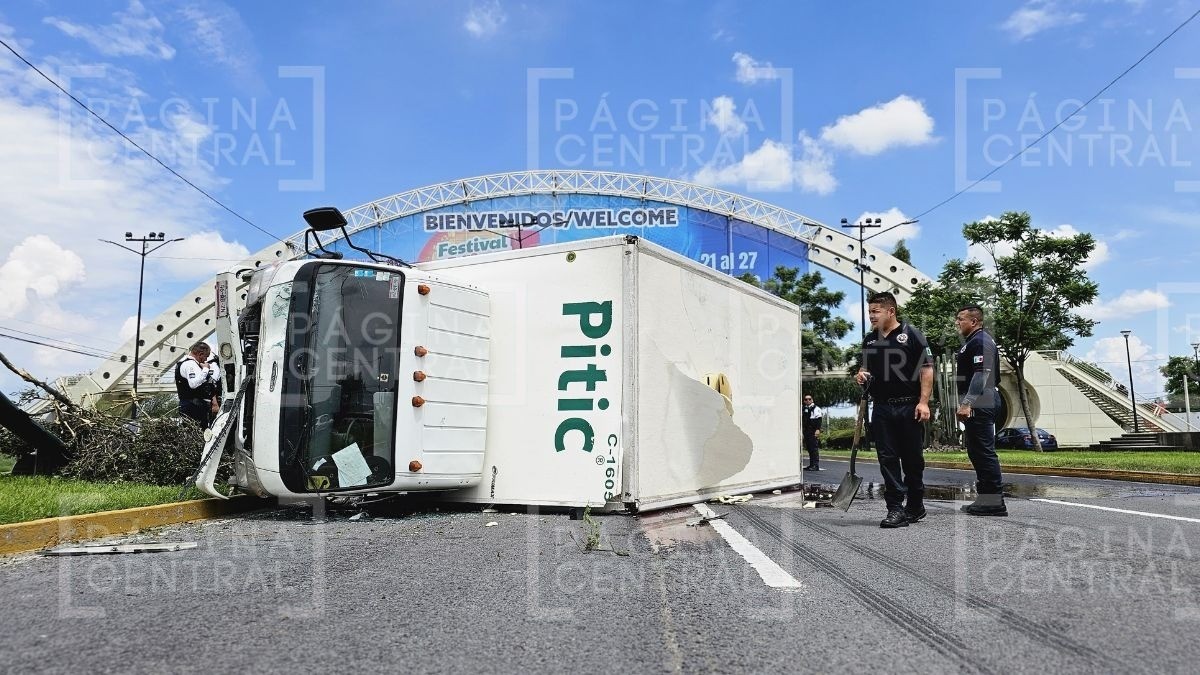 Camión derrapa, choca con poste y vuelca en pleno bulevar Aeropuerto