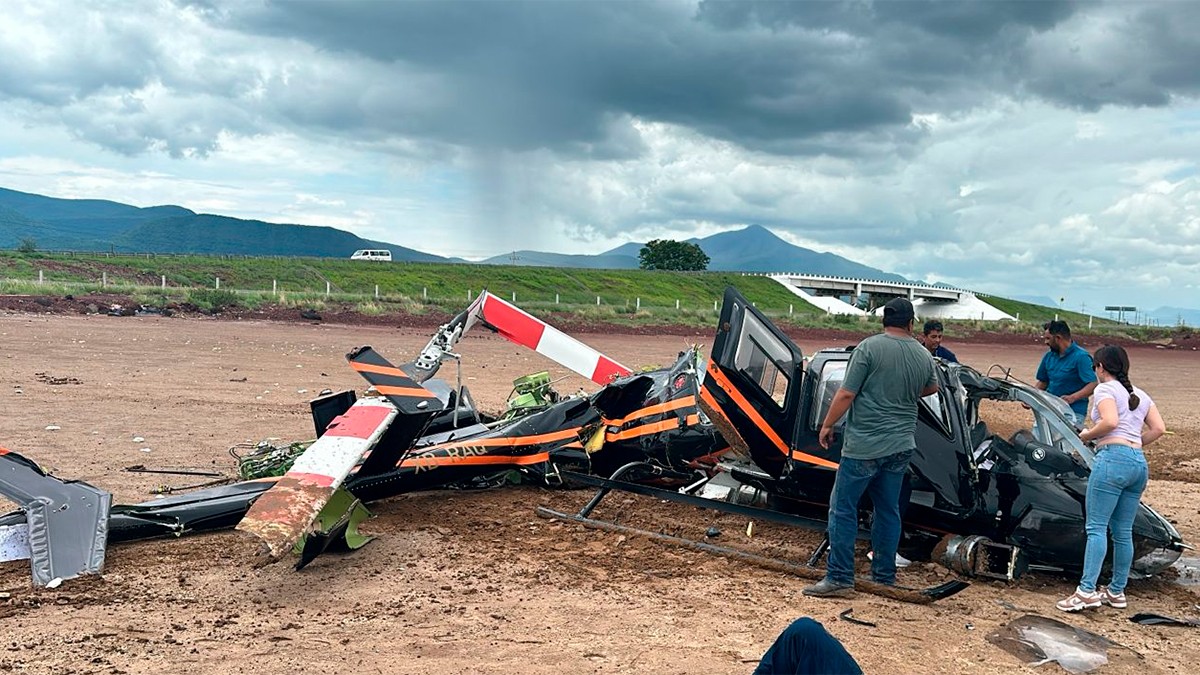 VIDEO Cae helicóptero cerca de autopista; reportan 4 heridos de gravedad