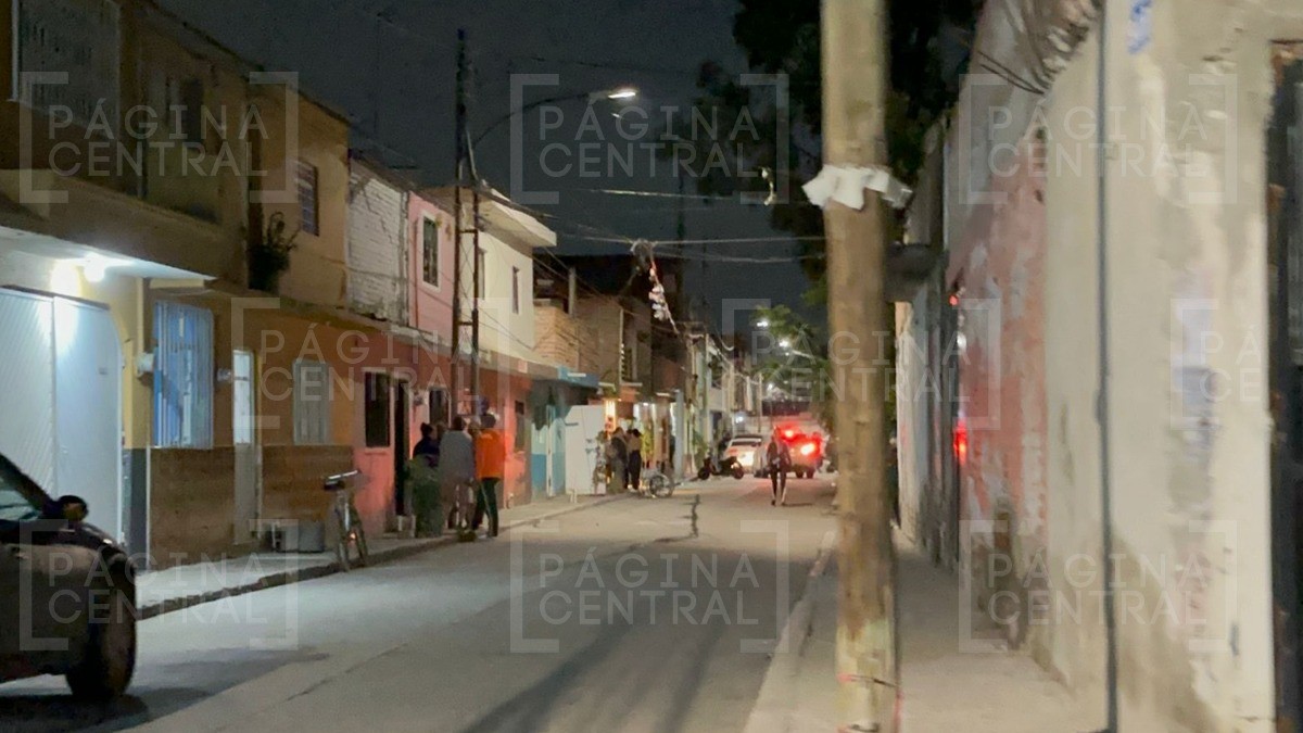 Atacan a balazos a cuatro hombres y una mujer en plena vía pública