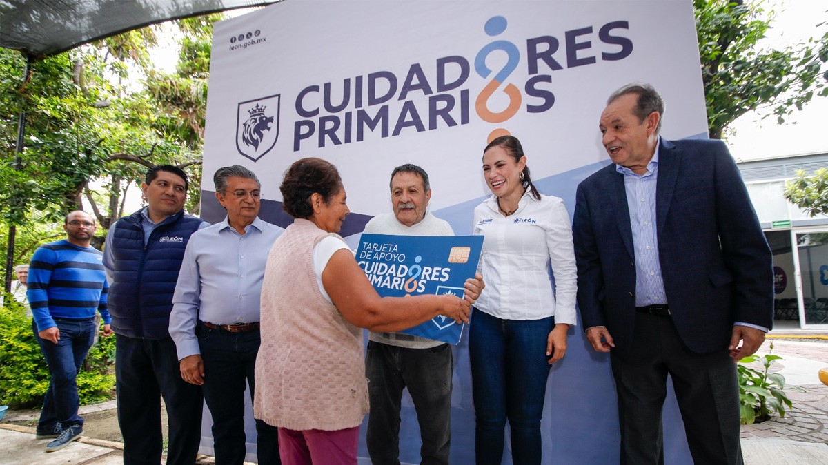 Entregan apoyos para cuidadores de personas enfermas en León