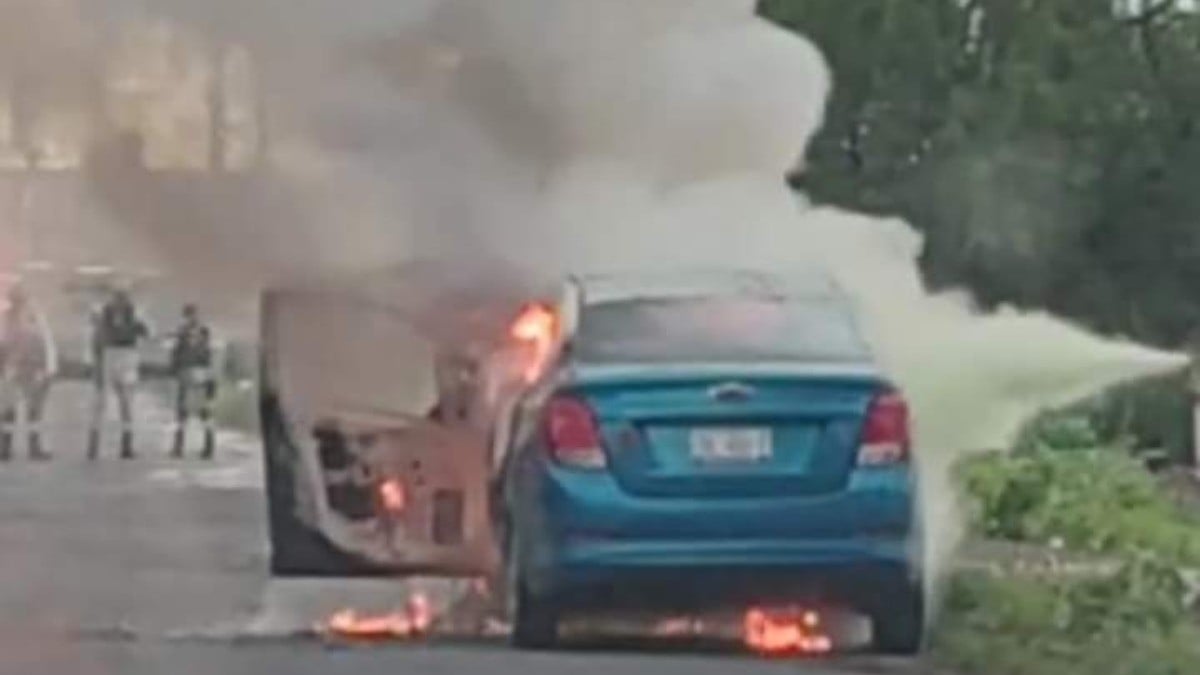 Creían que auto se quemaba por falla mecánica, pero se llevaron esta sorpresa