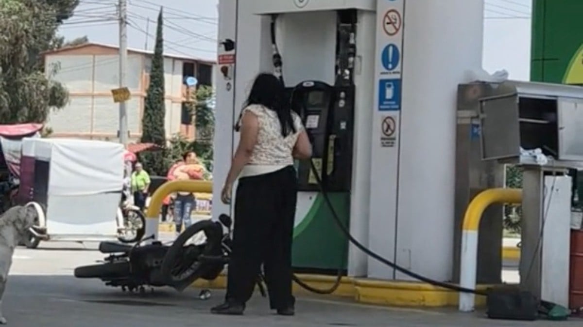 VIDEO Mujer enloquece en gasolinera y amenaza a trabajadores con pistola despachadora