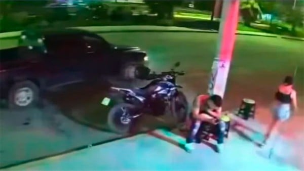 VIDEO Motociclista salva a mujer de ser secuestrada cuando caminaba en la calle