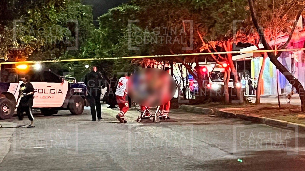 Platicaban afuera de una tienda cuando los balearon, una persona muere y dos están heridas